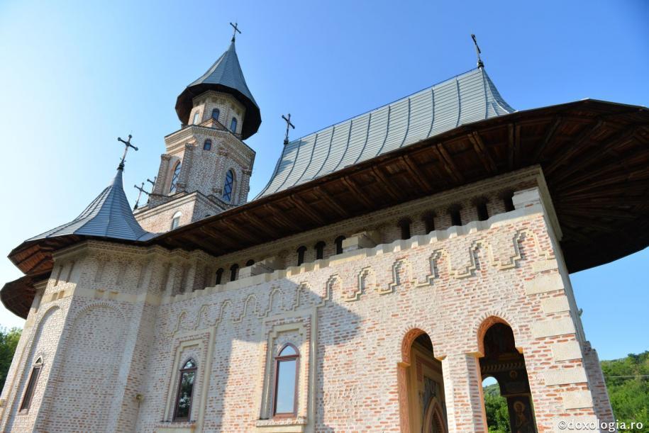 Mănăstirea Vlădiceni a îmbrăcat veșmântul resfințirii / foto: Flavius Popa
